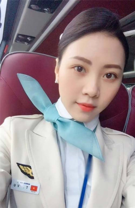 Chỉ là tiếp viên hàng không thôi mà, có cần phải xinh thế này không? - Ảnh 13 Chi la tiep vien hang khong thoi ma, co can phai xinh the nay khong? - Anh 13