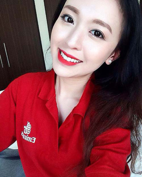 Chỉ là tiếp viên hàng không thôi mà, có cần phải xinh thế này không? - Ảnh 8 Chi la tiep vien hang khong thoi ma, co can phai xinh the nay khong? - Anh 8