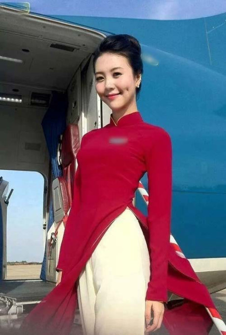 Chỉ là tiếp viên hàng không thôi mà, có cần phải xinh thế này không? - Ảnh 12 Chi la tiep vien hang khong thoi ma, co can phai xinh the nay khong? - Anh 12