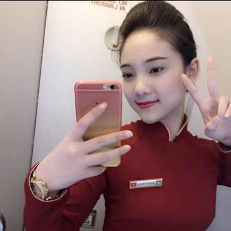 Chi la tiep vien hang khong thoi ma, co can phai xinh the nay khong? - Anh 4