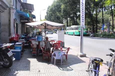 Chân dung bà cụ bán nước gần 90 tuổi ở vỉa hè Sài Gòn nói thông thạo 4 thứ tiếng - Ảnh 5 Chan dung ba cu ban nuoc gan 90 tuoi o via he Sai Gon noi thong thao 4 thu tieng - Anh 5