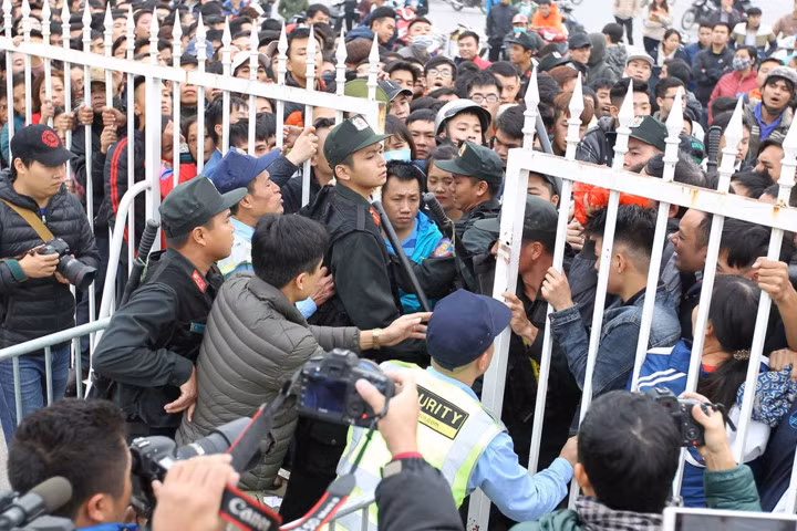 CSCĐ đảm bảo an ninh trật tự khi khán giả chen lấn để mua vé AFF Suzuki Cup. Ảnh: Tiến Tuấn.