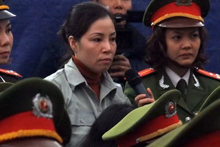 Nguyễn Thị Huệ tại phiên xử đường dây 32.000 bánh heroin. Ảnh: Báo Công Lý