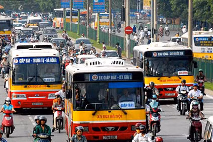 Đại sứ các nước EU thích thú trải nghiệm xe buýt Hà Nội