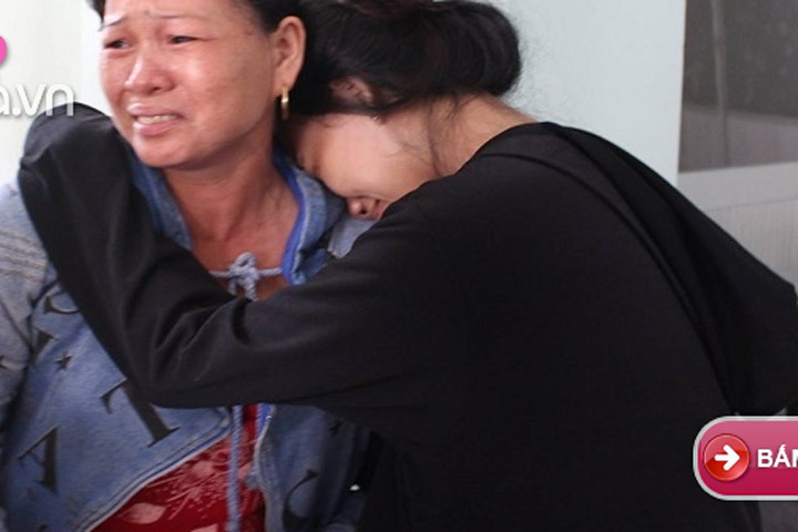 Hằng ôm mẹ khóc nức nở vì đã thoát chết trong vụ cháy nhà 6 người tử vong