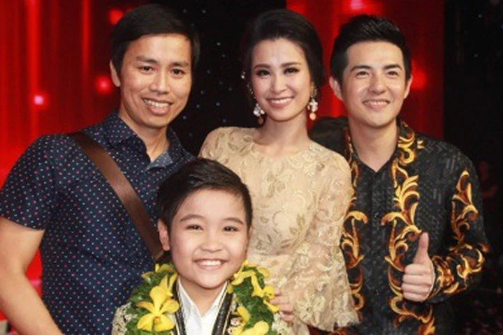 Bố Nhật Minh (trái) cùng con trai và HLV Đông Nhi - Ông Cao Thắng trong đêm chung kết The Voice Kids 2016.