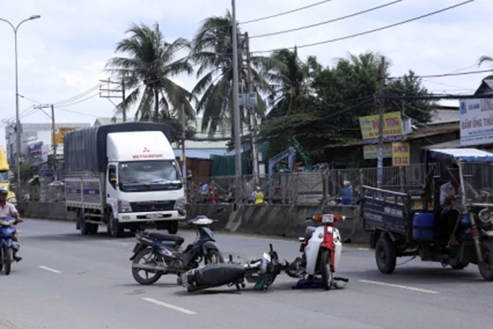 Từ trong nhà chạy ra đường Quốc lộ, người phụ nữ bị tông nguy kịch.