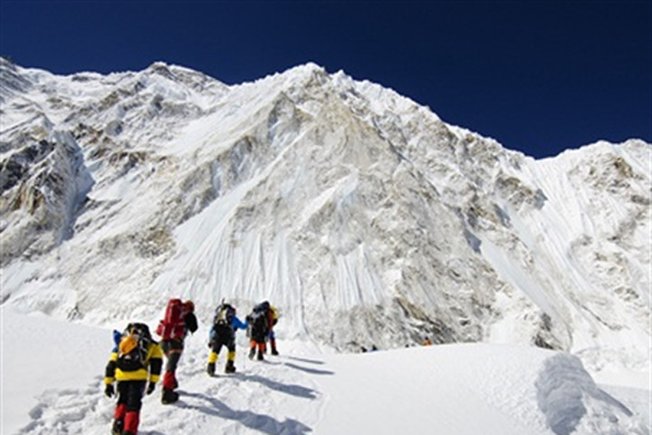 Thảm họa bão tuyết trên đỉnh Everest đã cướp đi sinh mạng của 15 người trong mùa leo núi năm 1996, một trong những năm đen tối nhất của lịch sử chinh phục nóc nhà thế giới. Ảnh: Adventure.