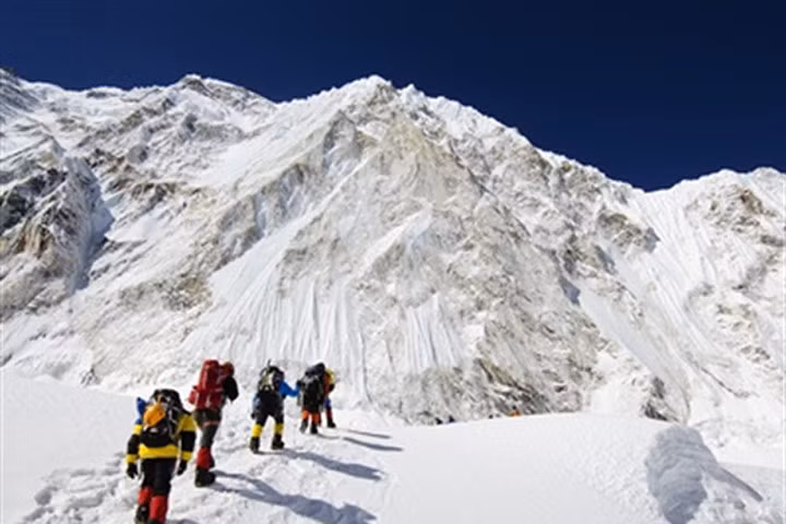 Thảm họa bão tuyết trên đỉnh Everest đã cướp đi sinh mạng của 15 người trong mùa leo núi năm 1996, một trong những năm đen tối nhất của lịch sử chinh phục nóc nhà thế giới. Ảnh: Adventure.
