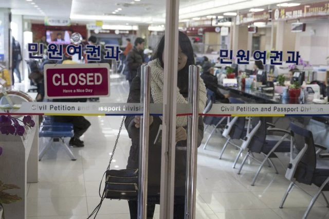 Kim Min-a đang đi làm lại hộ chiếu ở Văn phòng quận Seodaemun, Seoul. Cuối tháng này, Kim sẽ đi Canada để học một khóa ngoại ngữ ngắn hạn. Mục tiêu cuối cùng của cô là tìm được việc và nhập cư ở Đức.