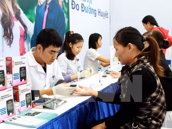 Nhân viên y tế kiểm tra chỉ số đường huyết cho bệnh nhân mắc bệnh đái tháo đường. Ảnh: Dương Ngọc/TTXVN