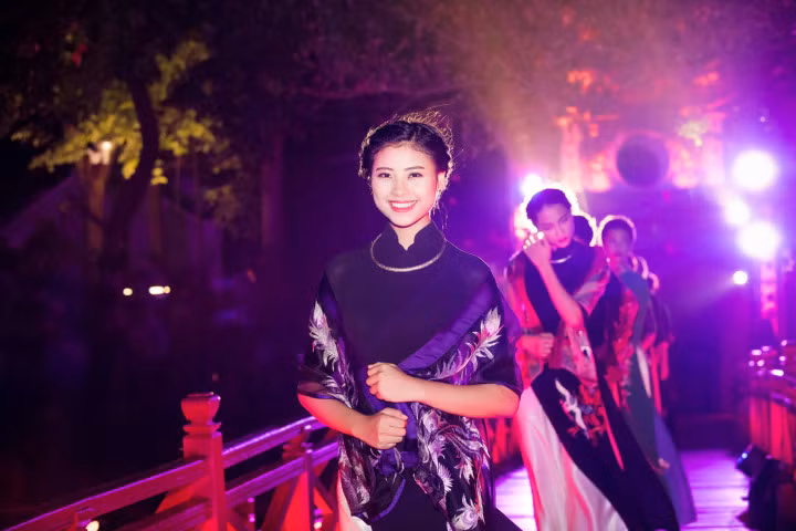 Nàng thơ Tố Như tiếp tục làm vedette trong màn trình diễn áo dài Lan Hương