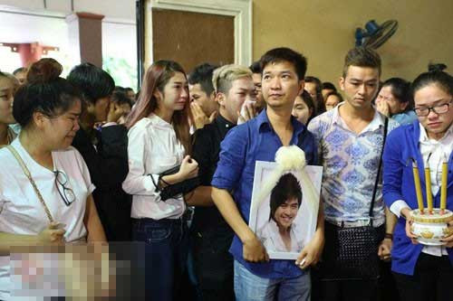 Những bức ảnh đẫm lệ kể chuyện showbiz 2013 ảnh 6