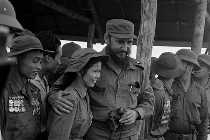 Thủ tướng Fidel Castro và nữ anh hùng quân Giải phóng Miền Nam Việt Nam Tạ Thị Kiều thăm một căn cứ trong vùng Giải phóng Quảng Trị năm 1973. Ảnh: TTXVN.