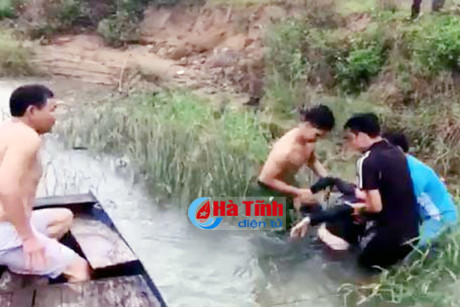 Gặp những chiến sỹ công an chuyên giành lại mạng người từ miệng hà bá - Ảnh 2 Gap nhung chien sy cong an chuyen gianh lai mang nguoi tu mieng ha ba - Anh 2