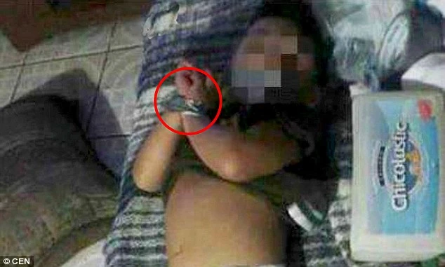 Người mẹ trói và bịt miệng con để chụp ảnh đăng lên facebook