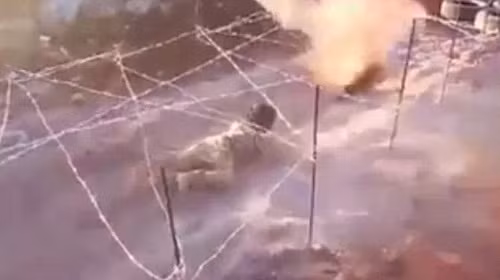 Chiến binh nhí sợ hãi trong bài tập trườn dưới hàng rào thép gai. Ảnh: Dailymail