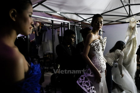 Những mệt mỏi, đớn đau phía sau ánh đèn catwalk hào nhoáng - Ảnh 7 Nhung met moi, don dau phia sau anh den catwalk hao nhoang - Anh 7