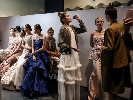 Những mệt mỏi, đớn đau phía sau ánh đèn catwalk hào nhoáng - Ảnh 13 Nhung met moi, don dau phia sau anh den catwalk hao nhoang - Anh 13