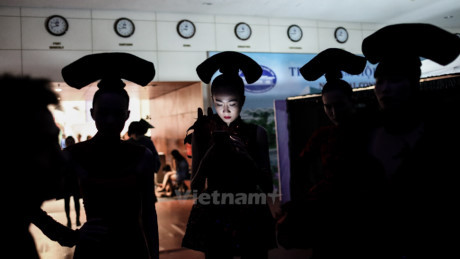 Những mệt mỏi, đớn đau phía sau ánh đèn catwalk hào nhoáng - Ảnh 11 Nhung met moi, don dau phia sau anh den catwalk hao nhoang - Anh 11