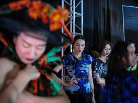 Những mệt mỏi, đớn đau phía sau ánh đèn catwalk hào nhoáng - Ảnh 1 Nhung met moi, don dau phia sau anh den catwalk hao nhoang - Anh 1
