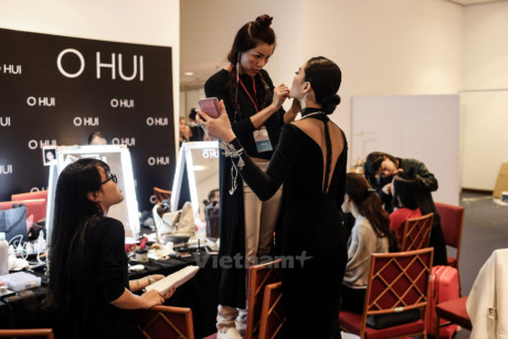 Những mệt mỏi, đớn đau phía sau ánh đèn catwalk hào nhoáng - Ảnh 3 Nhung met moi, don dau phia sau anh den catwalk hao nhoang - Anh 3