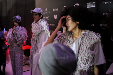 Những mệt mỏi, đớn đau phía sau ánh đèn catwalk hào nhoáng - Ảnh 2 Nhung met moi, don dau phia sau anh den catwalk hao nhoang - Anh 2