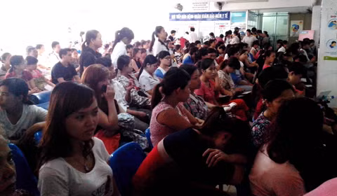 Các bệnh viện tuyến trên đang ở trong tình trạng quá tải trầm trọng, cơ sở vật chất xuống cấp, chất lượng khám chữa bệnh không đảm bảo khiến người bệnh than phiền