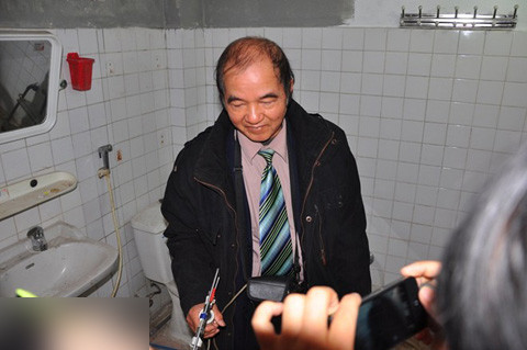 tín hiệu, xương cốt, thẩm mỹ viện, Cát Tường Trong phòng vệ sinh, ông Bằng cho biết dò được 2 điểm khả nghi có dấu hiệu của xương cốt.