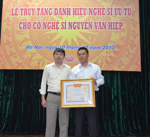 nghệ sĩ Văn Hiệp, truy tặng danh hiệu, muộn mằn, vinh dự nghệ sĩ Văn Hiệp, truy tặng danh hiệu, muộn mằn, vinh dự