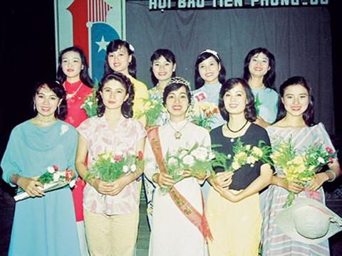 Hoa hậu, người đẹp, Bùi Bích Phương, Hoa hậu đầu tiên Bùi Bích Phương (đứng giữa) sau phút đăng quang. Ảnh: Mai Nam.