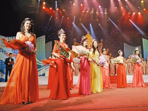 Các Hoa hậu dự chương trình Ca nhạc thời trang kỷ niệm 20 năm cuộc thi Hoa hậu Việt Nam 2008. Ảnh: Hồng Vĩnh.