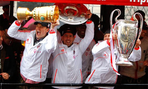 Ba danh hiệu đưa "hùm xám" trở thành ông hoàng bóng đá năm nay. bayern-5730-1387760742.jpg