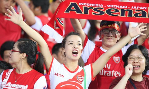 Fan Việt Nam như được sống trong bầu không khí bóng đá đỉnh cao suốt ba ngày Arsenal du đấu tại Hà Nội. Ảnh: Đức Đồng arsenal-3261-1387760741.jpg
