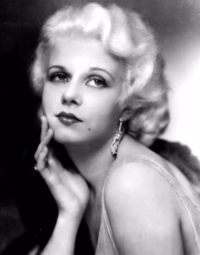  Jean Harlow được biết đến là ngôi sao tóc vàng nổi tiếng một thời của Hollywood qua các vai diễn trong những bộ phim đình đám những năm 1930 là The Public Enemy, Red Dust và Suzy. 