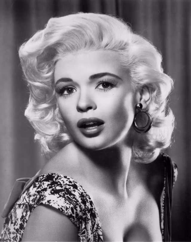  Jayne Mansfield cũng là một trong những ngôi sao tóc vàng đình đám của những năm 1950 - 1960. Bà được biết đến nhiều qua vai diễn trong The Girl Can’t Help It và Spree Read. 