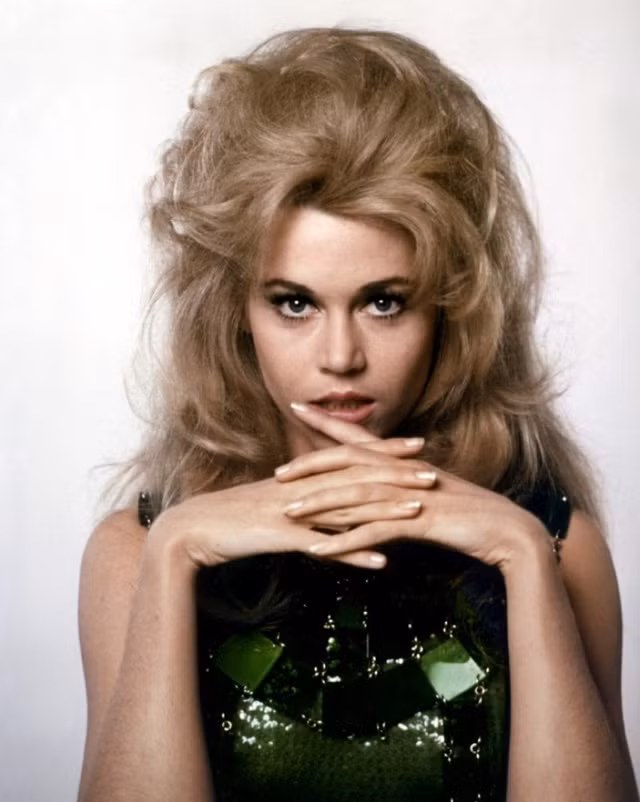  Jane Fonda từng gây sốt màn ảnh với mái tóc mang tính biểu tượng qua vai diễn trong bộ phim Barbarella năm 1968. 
