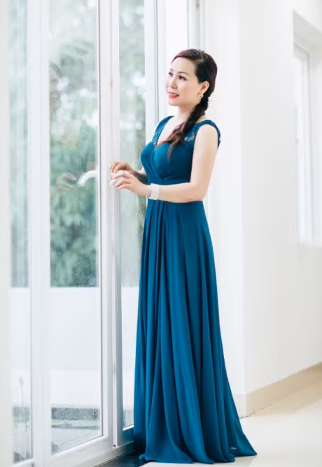 Nu hoang Kim Chi dien vay xanh kieu ky hut moi anh nhin - Anh 4