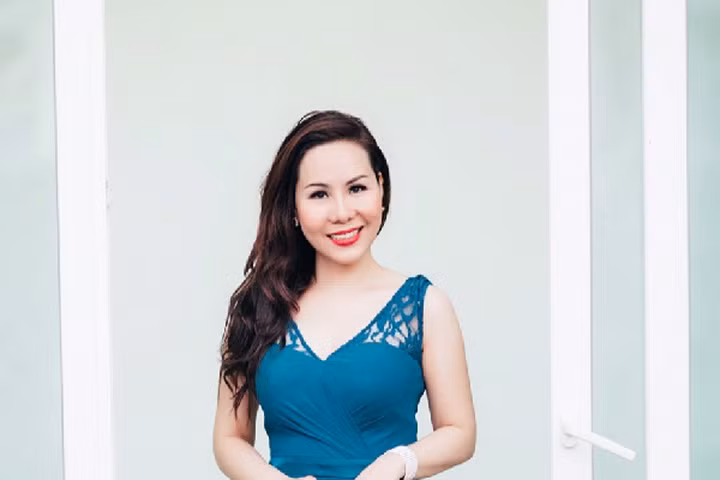 Nữ hoàng Kim Chi diện váy xanh kiêu kỳ hút mọi ánh nhìn