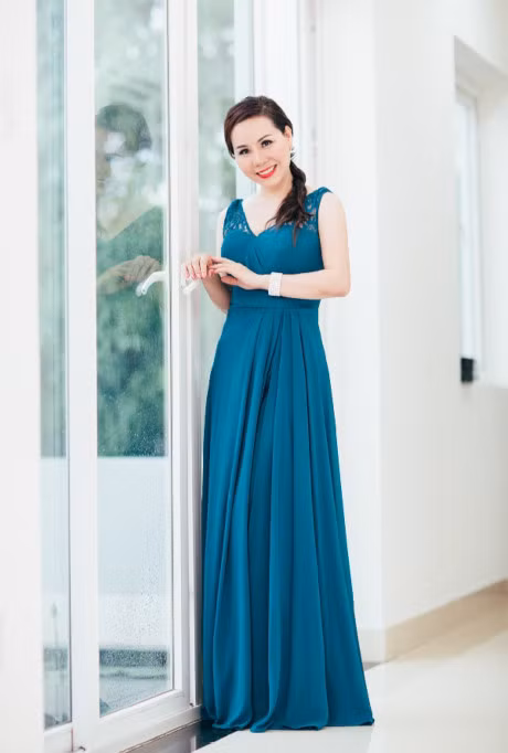 Nu hoang Kim Chi dien vay xanh kieu ky hut moi anh nhin - Anh 10