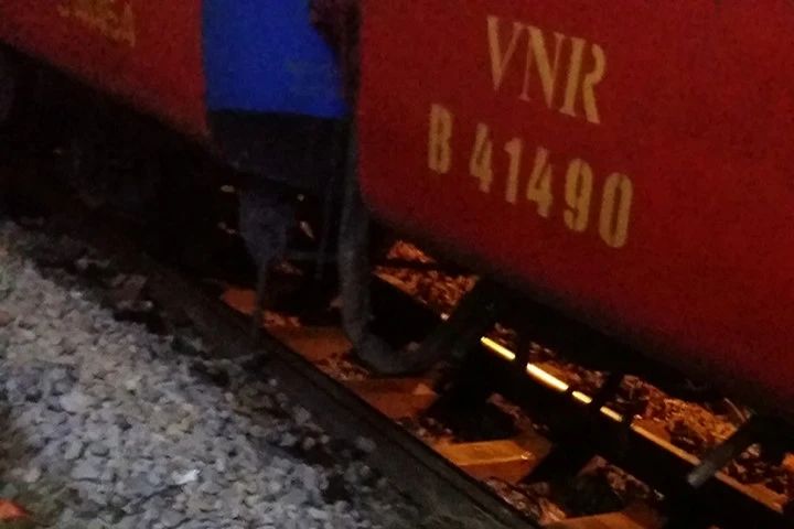 Hiện trường vụ tai nạn , xe máy bắn ra khỏi đường ray tàu bị hư hỏng nặng.