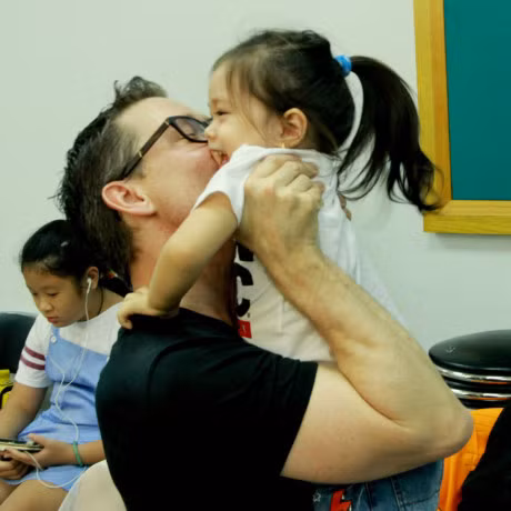 Con gai Doan Trang dang yeu ben ba me - Anh 3