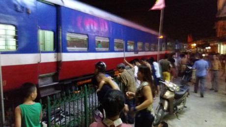 Va chạm với tàu hỏa, thiếu nữ nhập viện khẩn - Ảnh 2 Va cham voi tau hoa, thieu nu nhap vien khan - Anh 2