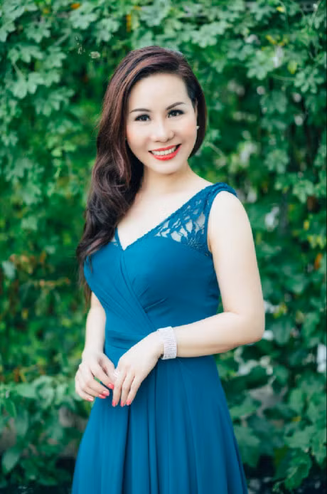 Nu hoang Kim Chi dien vay xanh kieu ky hut moi anh nhin - Anh 12