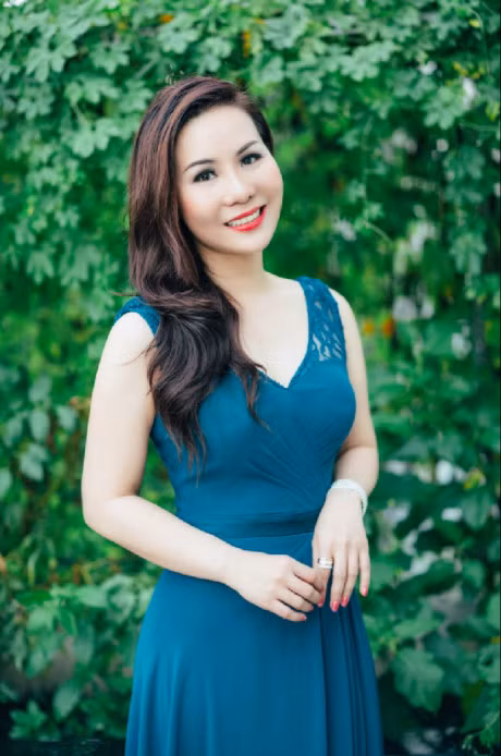 Nu hoang Kim Chi dien vay xanh kieu ky hut moi anh nhin - Anh 11