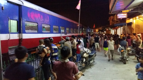 Va chạm với tàu hỏa, thiếu nữ nhập viện khẩn - Ảnh 3 Va cham voi tau hoa, thieu nu nhap vien khan - Anh 3