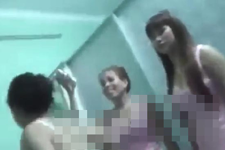 Nỗi ê chề của phận gái massage: Nước mắt sau “đêm diễn”