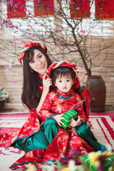 Mai Thỏ diện áo dài đôi với con gái đón xuân - Ảnh 3 Mai Tho dien ao dai doi voi con gai don xuan - Anh 3