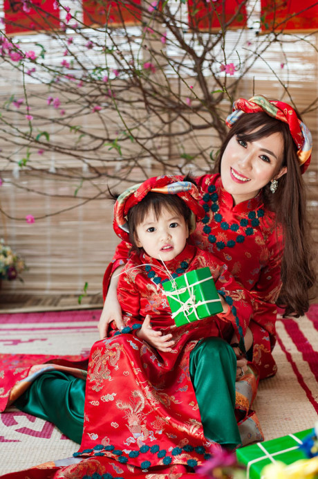 Mai Thỏ diện áo dài đôi với con gái đón xuân - Ảnh 2 Mai Tho dien ao dai doi voi con gai don xuan - Anh 2