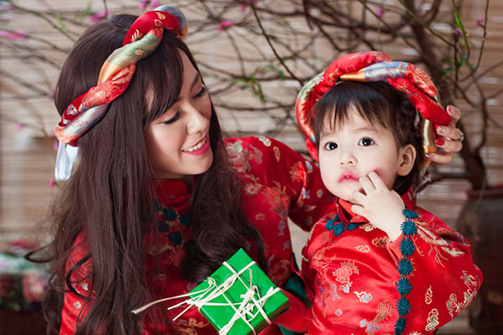 Mai Thỏ diện áo dài đôi với con gái đón xuân